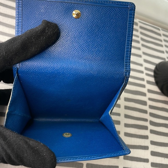 Louis Vuitton Blue Epi Snap close bi fold wallet in great vintage condition - Picture 13 of 15